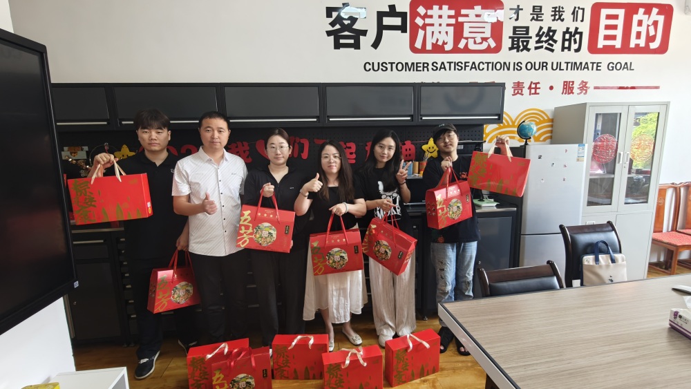 Maotong празнува фестивала на Dragon Boat